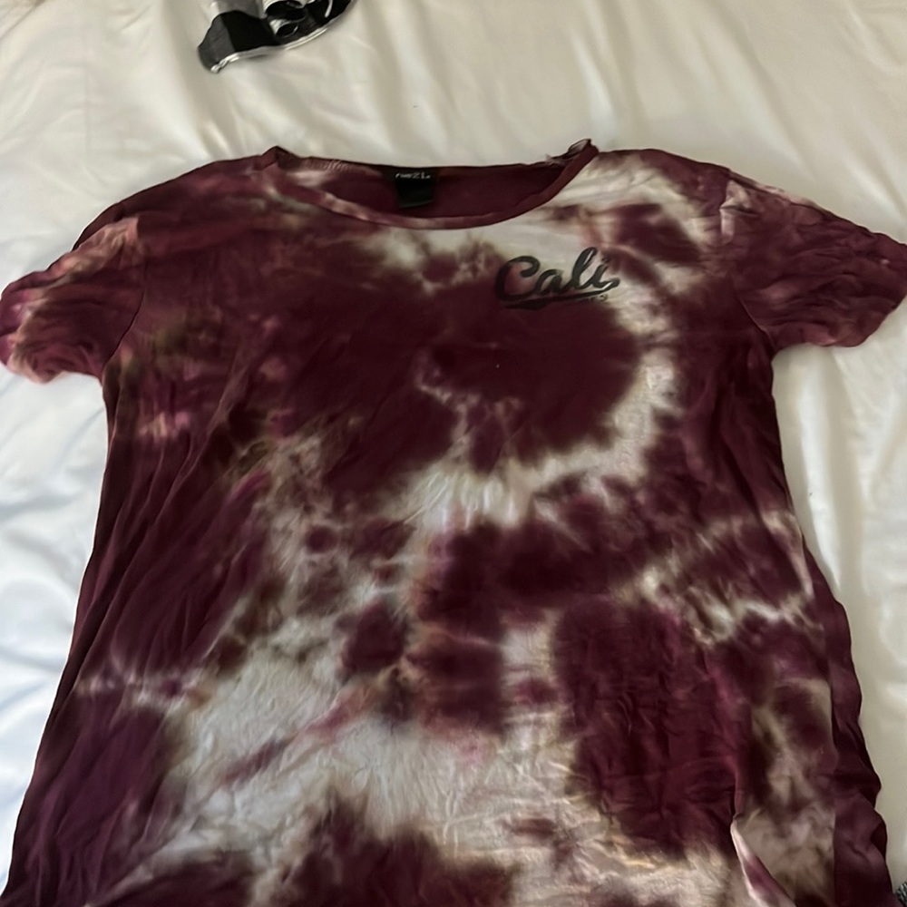 cute tie die shirt it says cali vibes on it very loose and light